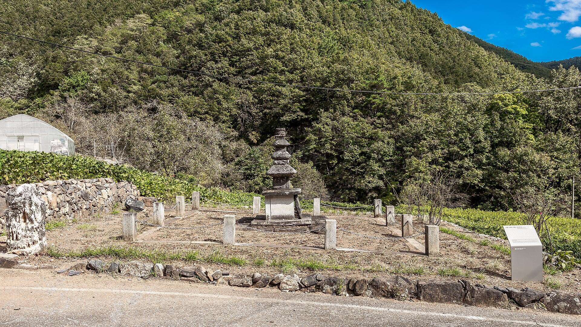 山溪里三層石塔 (Sangye-ri Three-story Stone Pagoda)