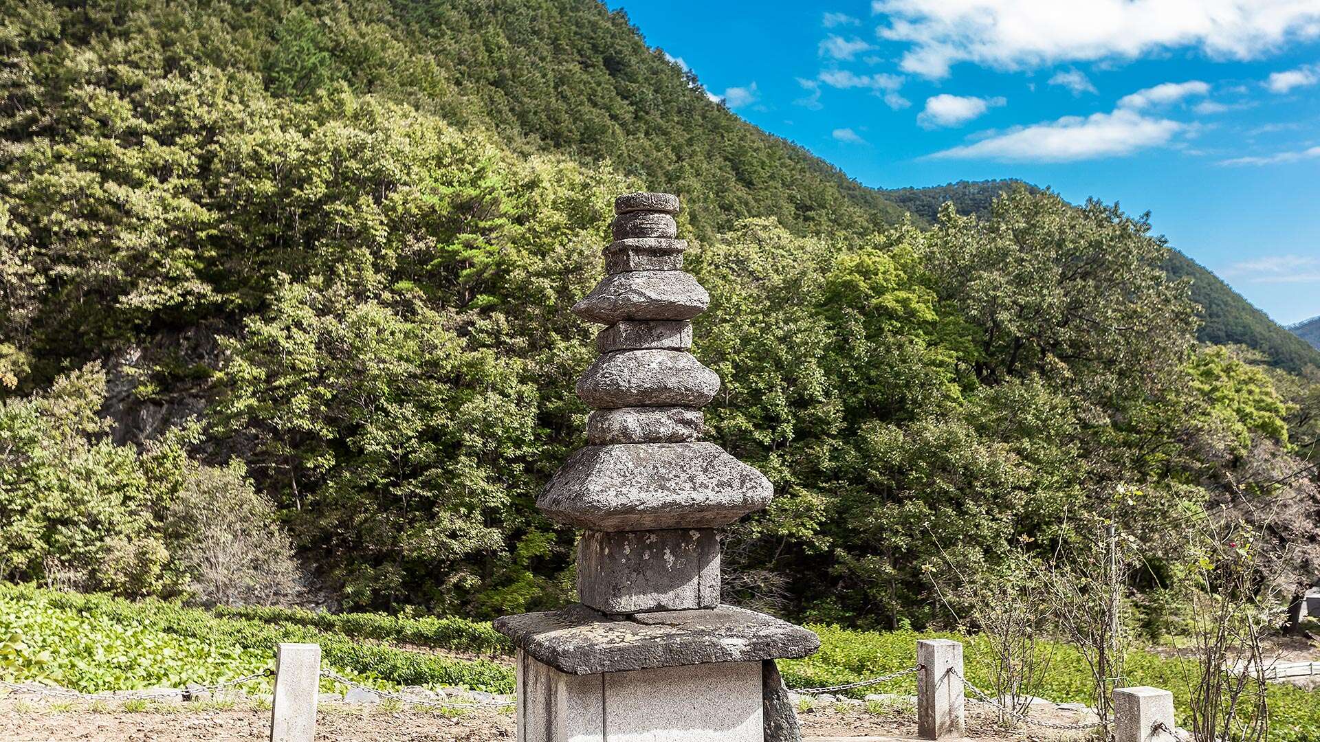 山溪里三層石塔 (Sangye-ri Three-story Stone Pagoda)