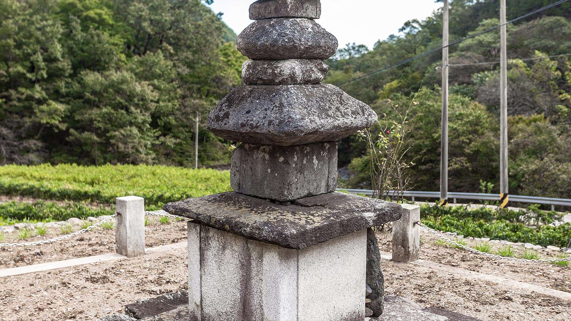 山溪里三層石塔 (Sangye-ri Three-story Stone Pagoda)