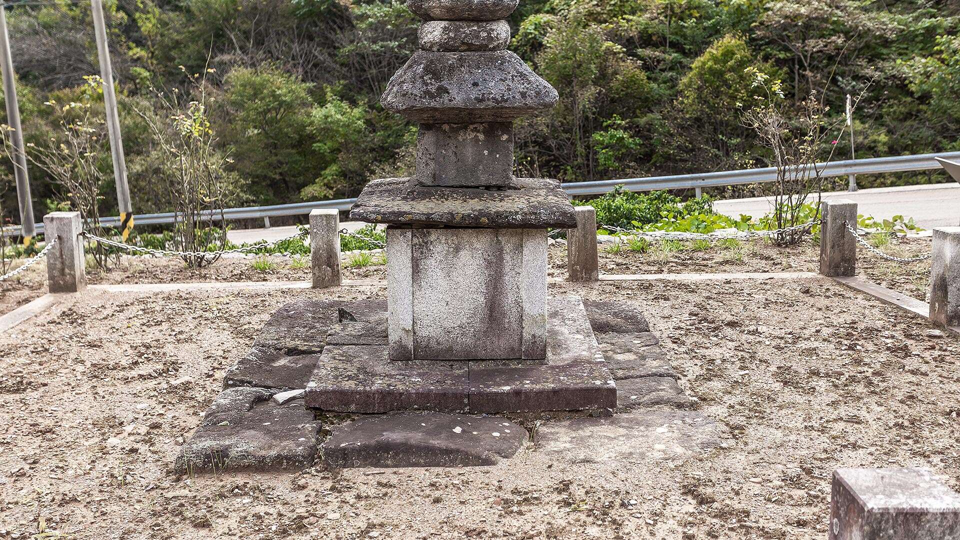 山溪里三層石塔 (Sangye-ri Three-story Stone Pagoda)