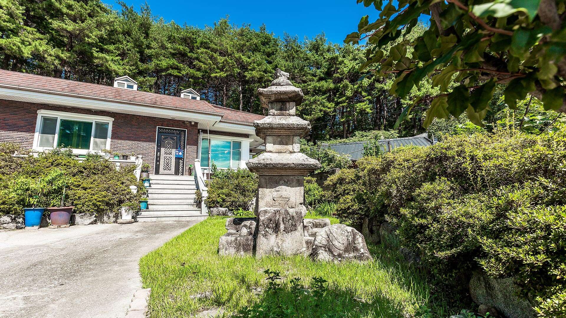 坊內里三層石塔 (Bangnae-ri Three-story Stone Pagoda)