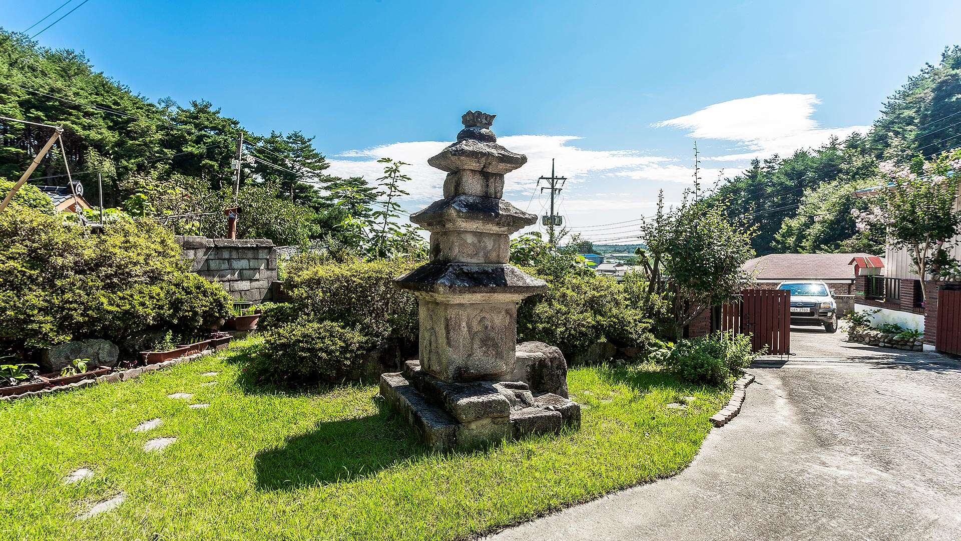 坊內里三層石塔 (Bangnae-ri Three-story Stone Pagoda)