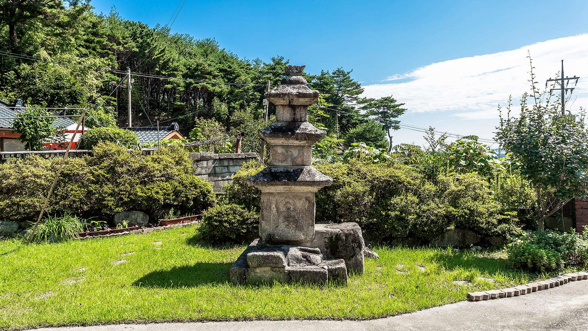 坊內里三層石塔 (Bangnae-ri Three-story Stone Pagoda)
