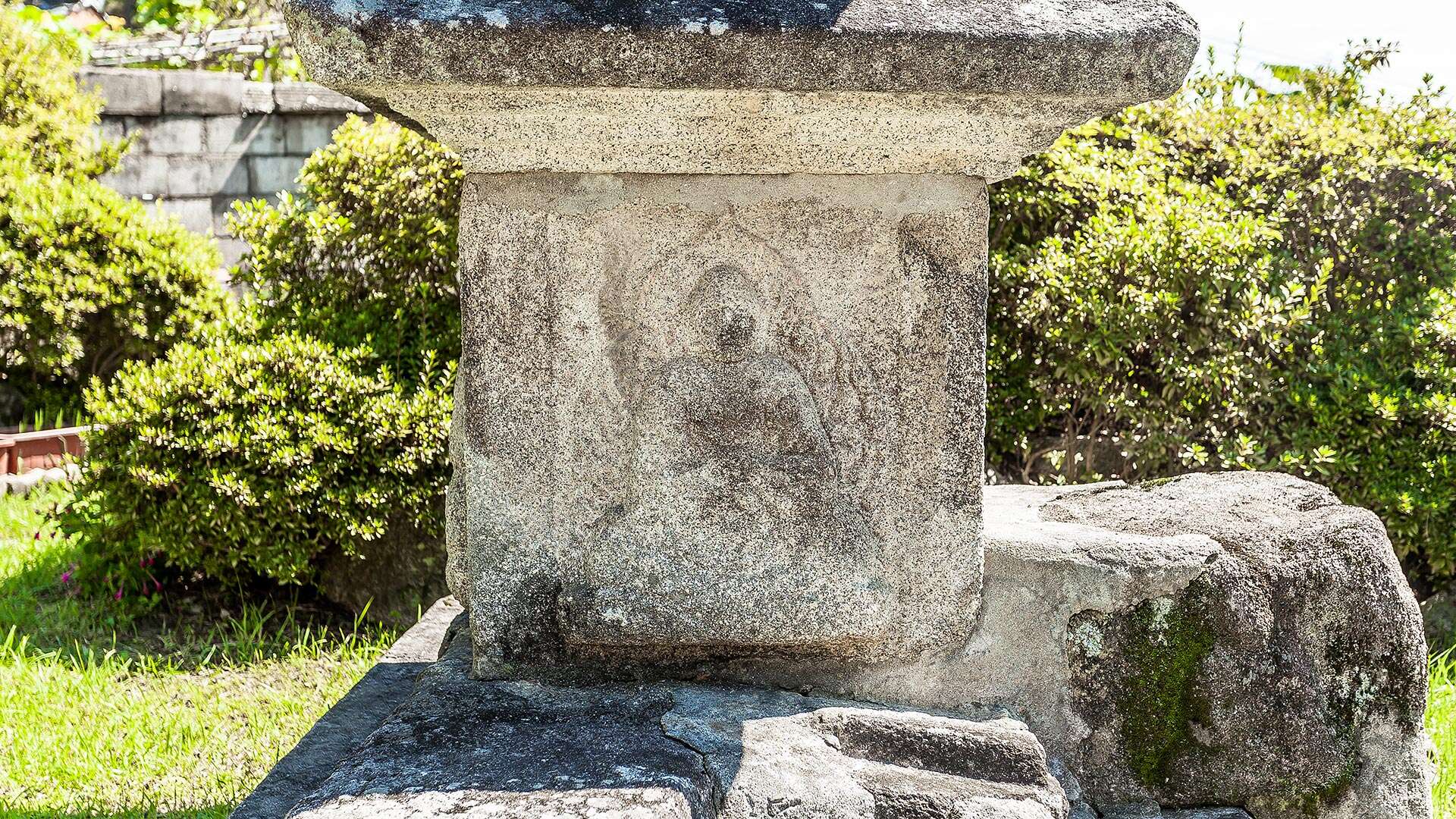 坊內里三層石塔 (Bangnae-ri Three-story Stone Pagoda)