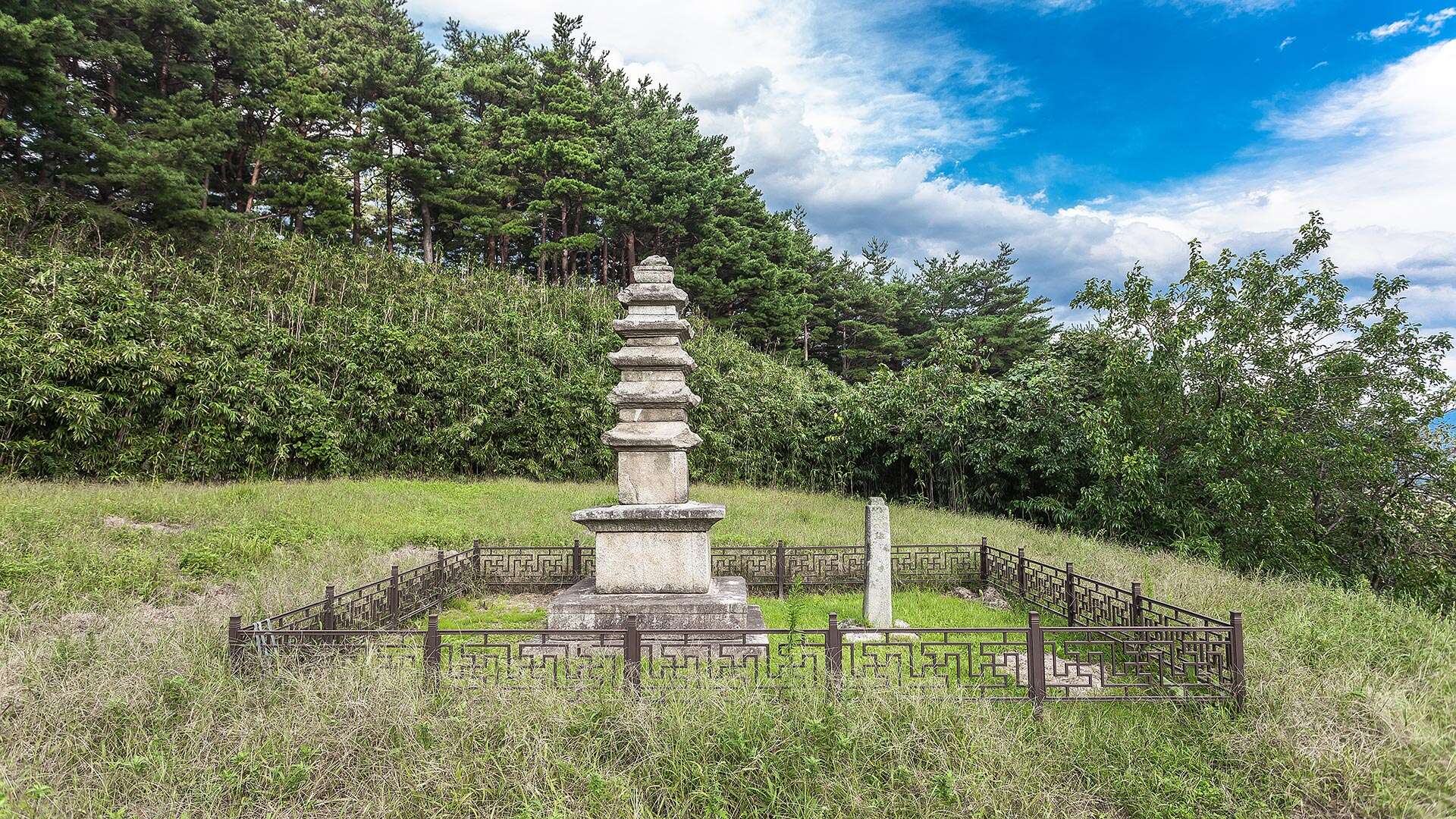 觀音里五層石塔 (Gwaneum-ri Five-story Stone Pagoda)