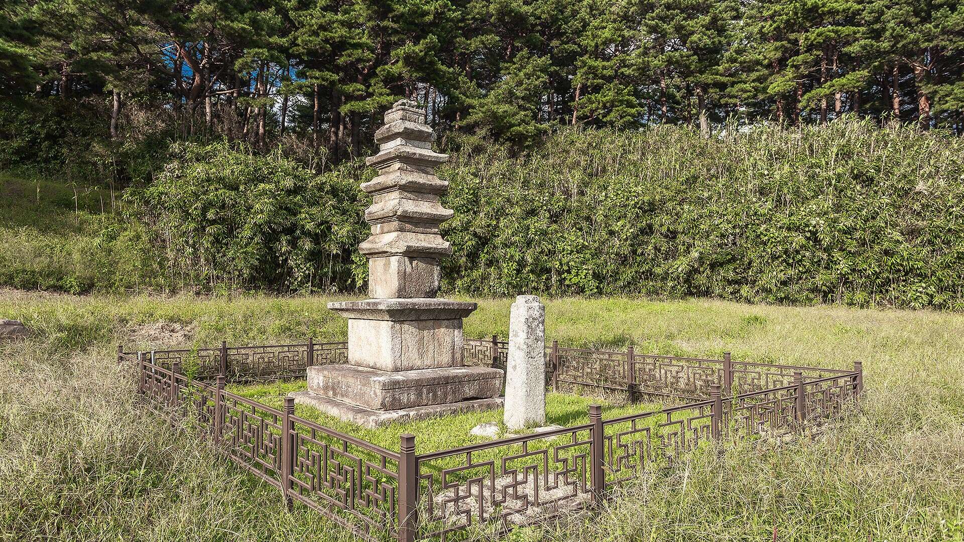 觀音里五層石塔 (Gwaneum-ri Five-story Stone Pagoda)