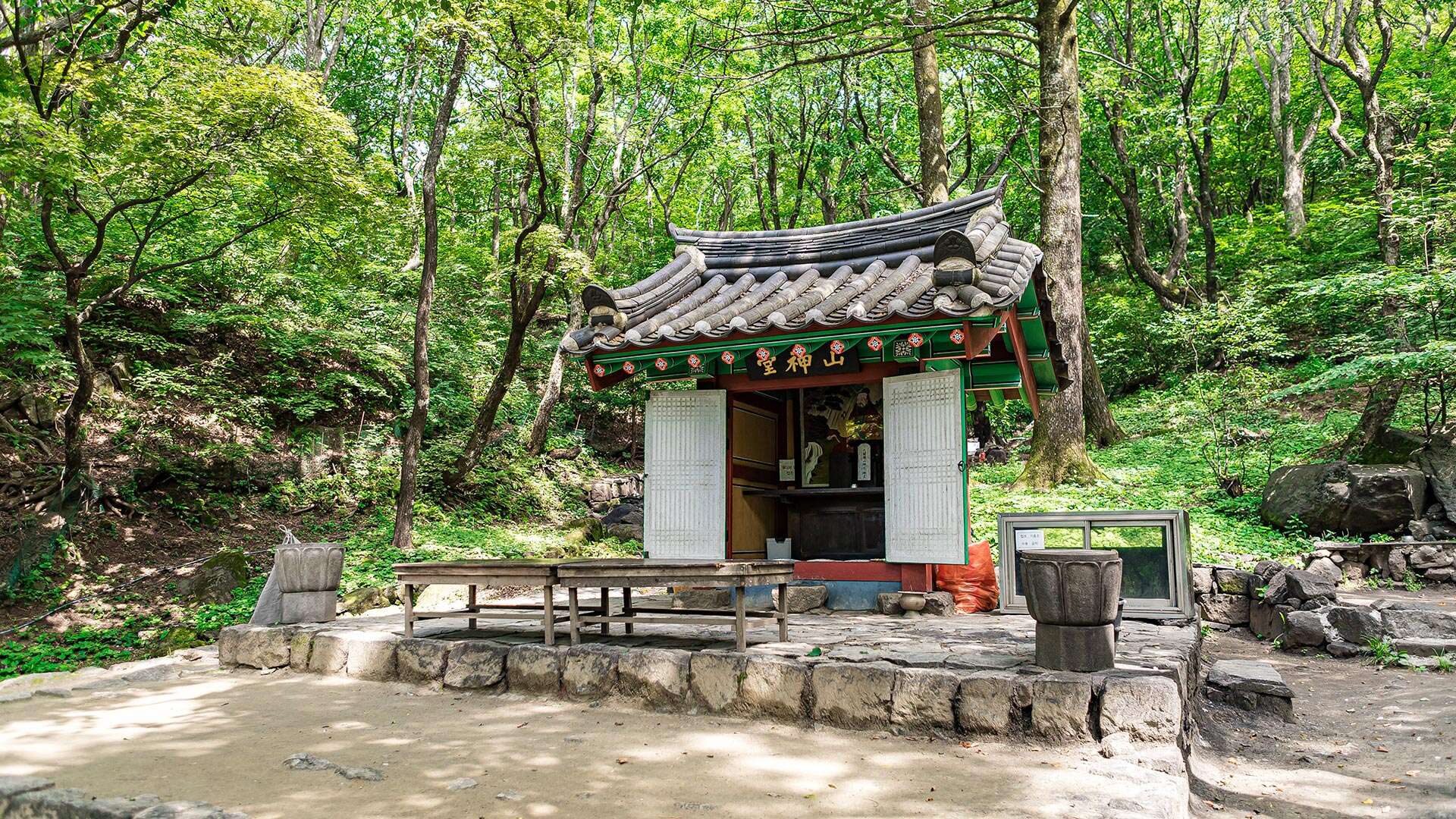 大關嶺山神閣 (Daegwallyeong Sansingak)