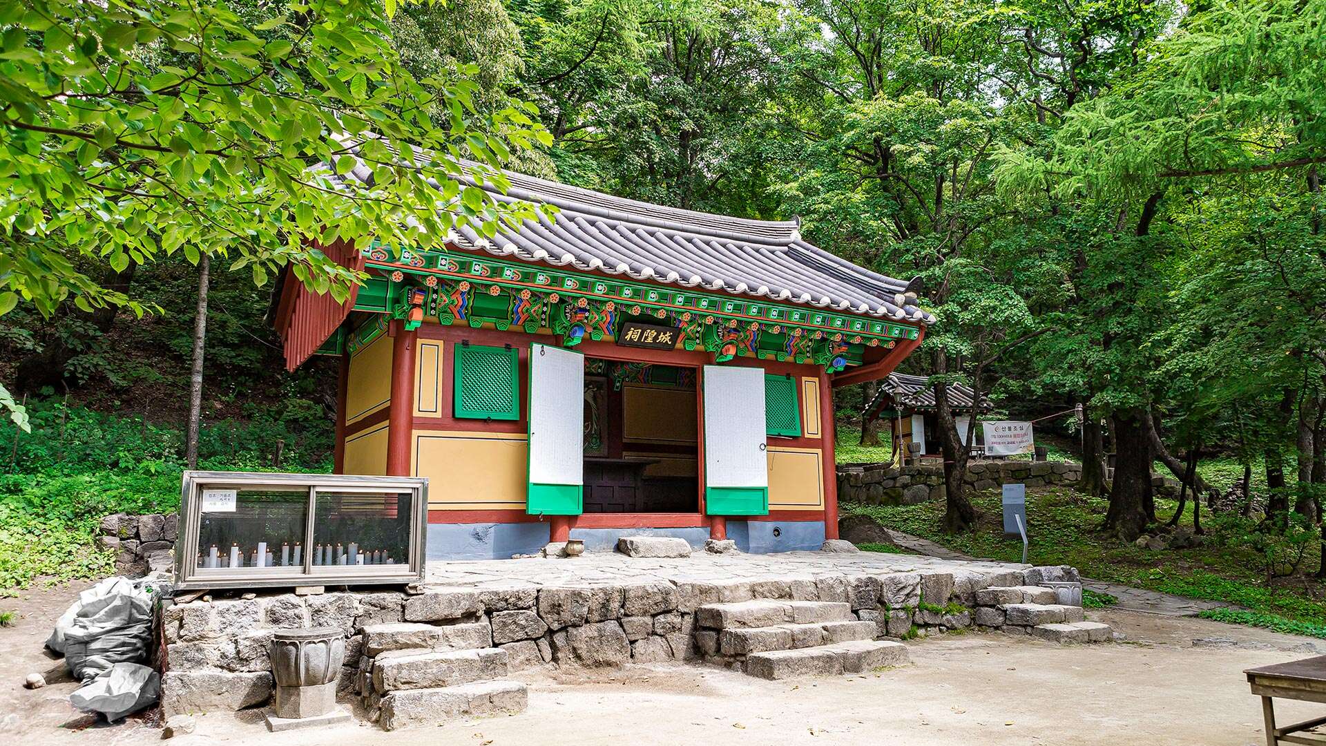 大關嶺山神閣 (Daegwallyeong Sansingak)