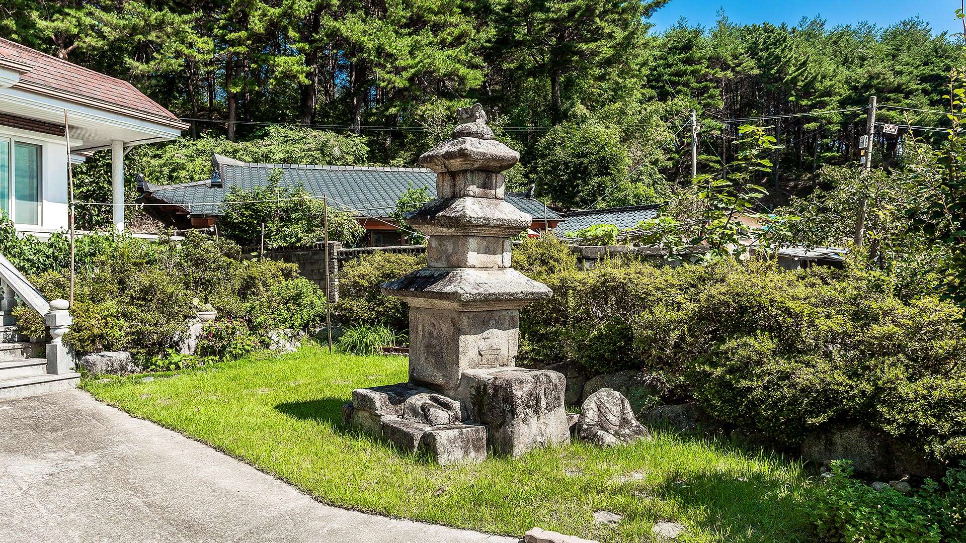 坊內里三層石塔 (Bangnae-ri Three-story Stone Pagoda)