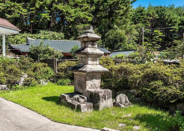 坊內里三層石塔 (Bangnae-ri Three-story Stone Pagoda)