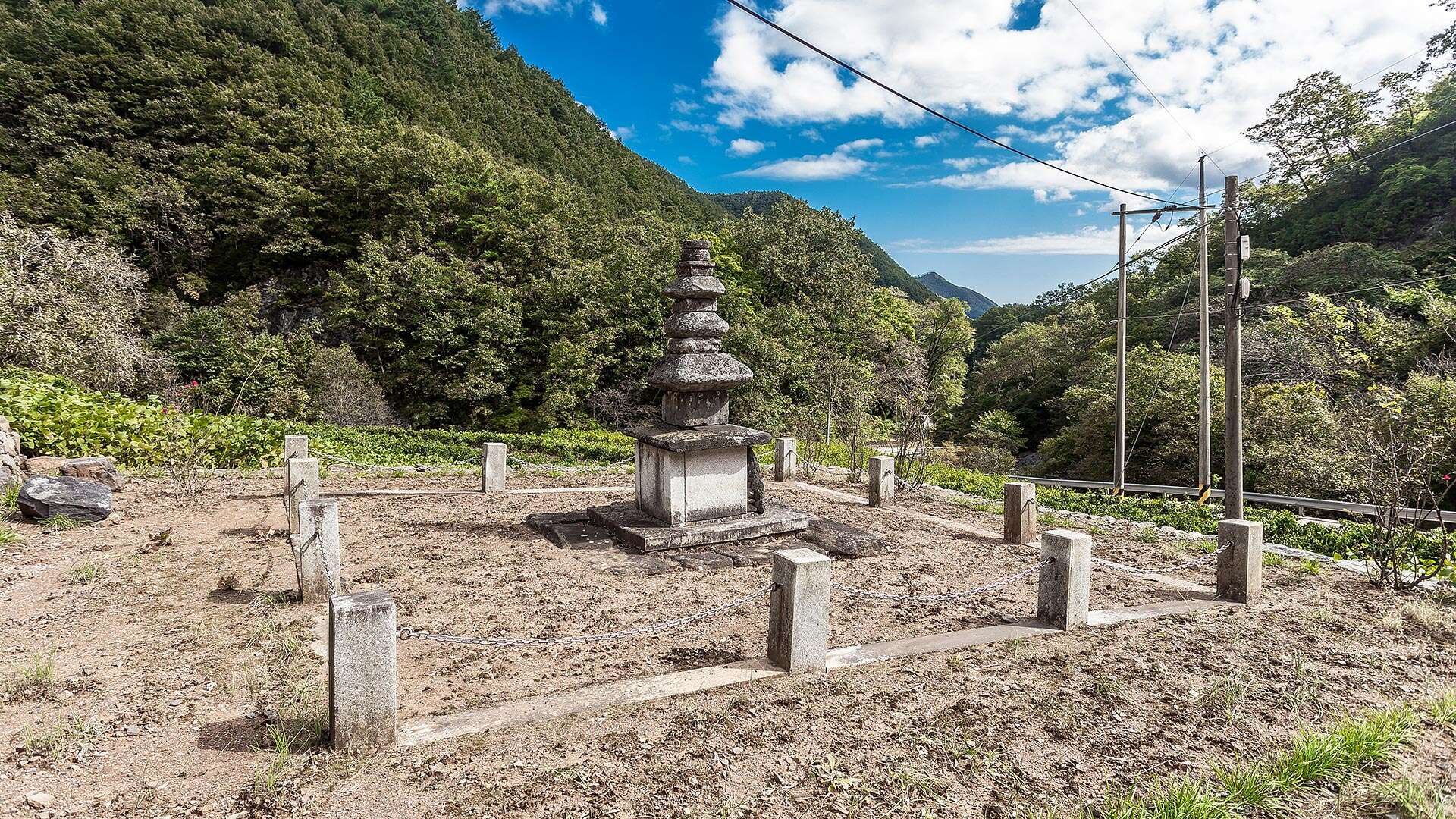 山溪里三層石塔 (Sangye-ri Three-story Stone Pagoda)