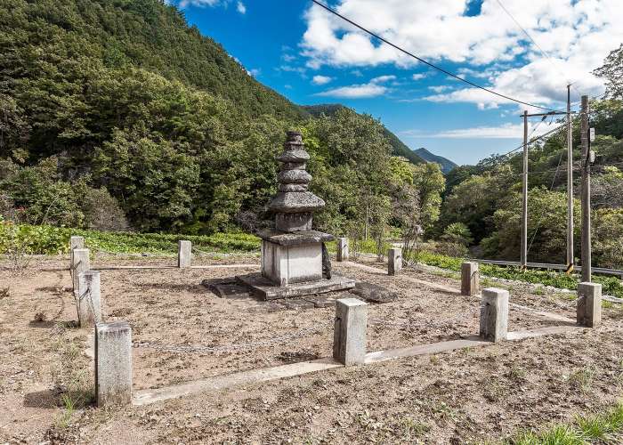 山溪里三層石塔 (Sangye-ri Three-story Stone Pagoda)