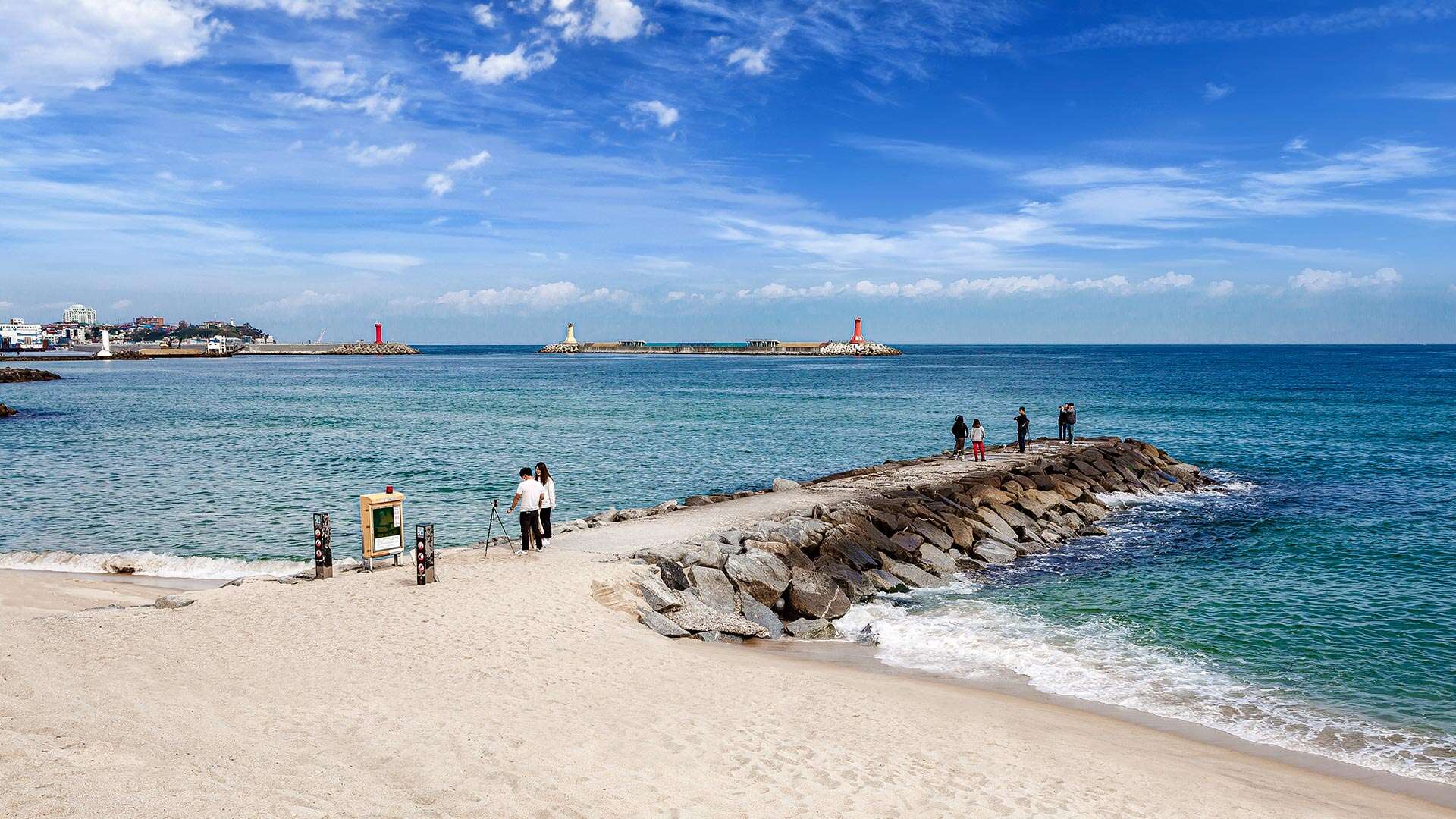 人们在《Guardian 04》拍摄现场玩耍