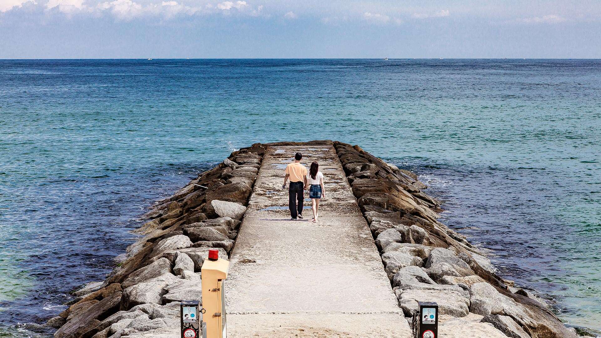 人们在《守护者02》拍摄现场玩耍