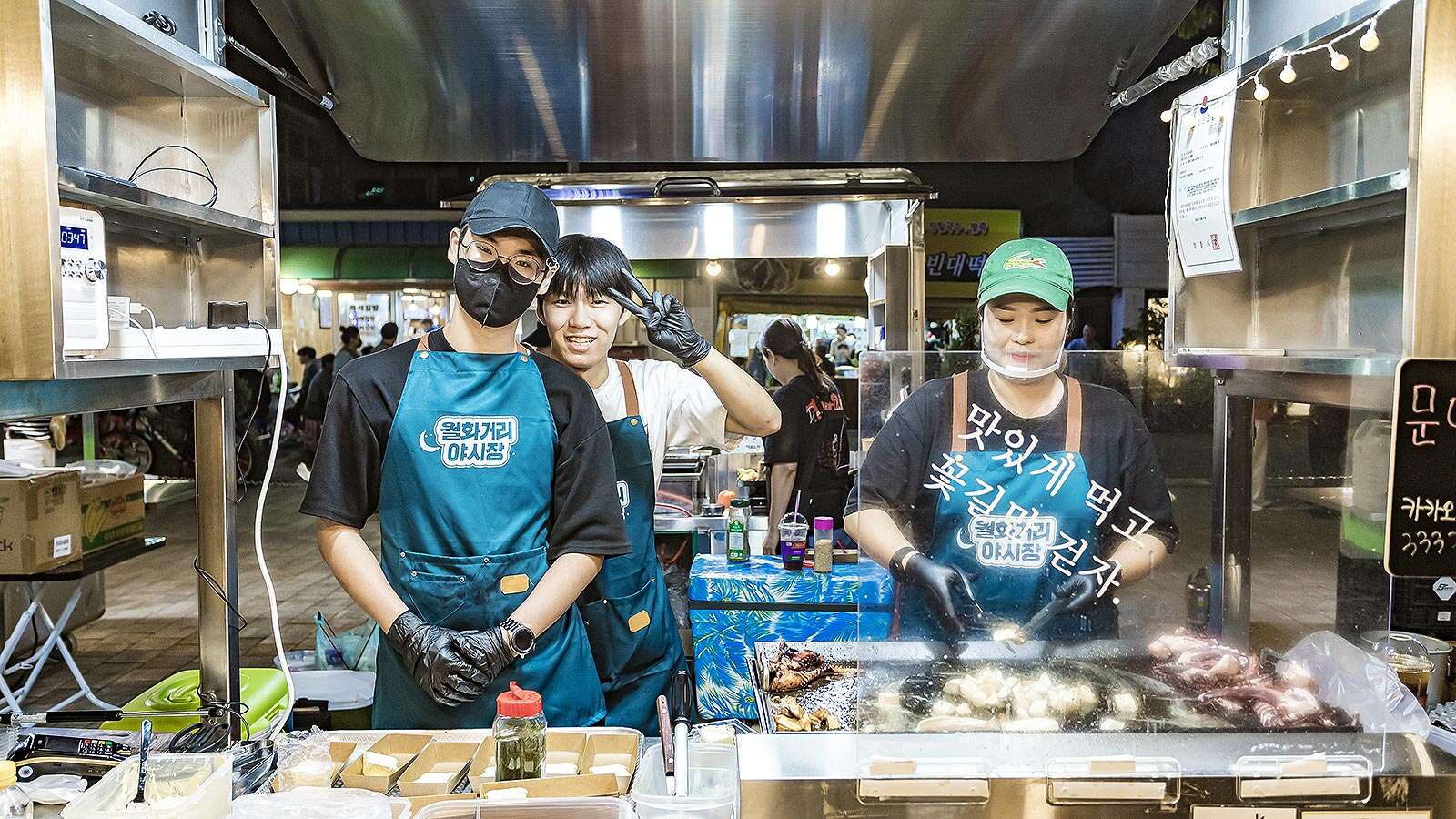 人們在沃爾華街公園夜市製作小吃 02