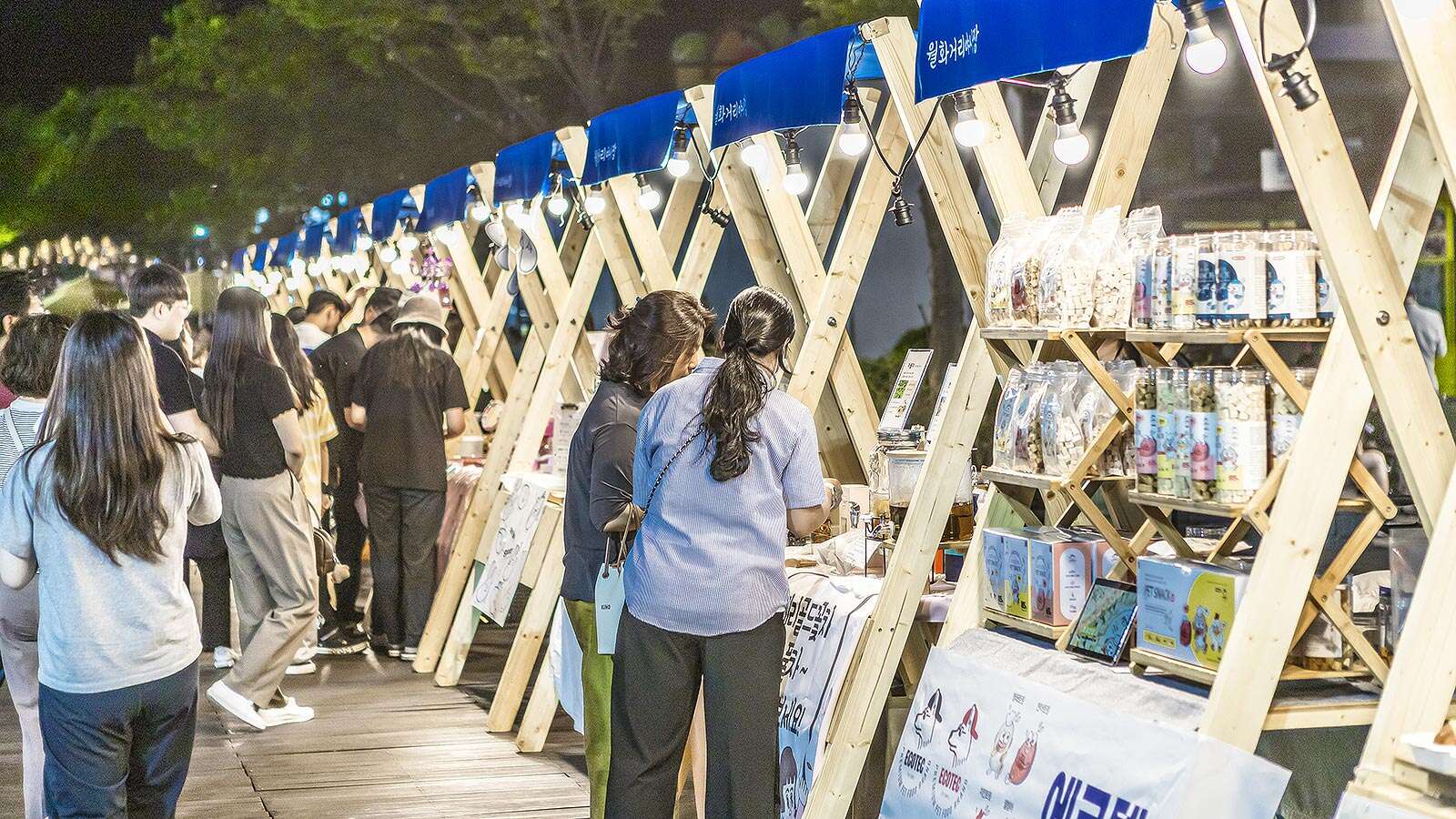 人们在月华大街公园夜市玩耍 01