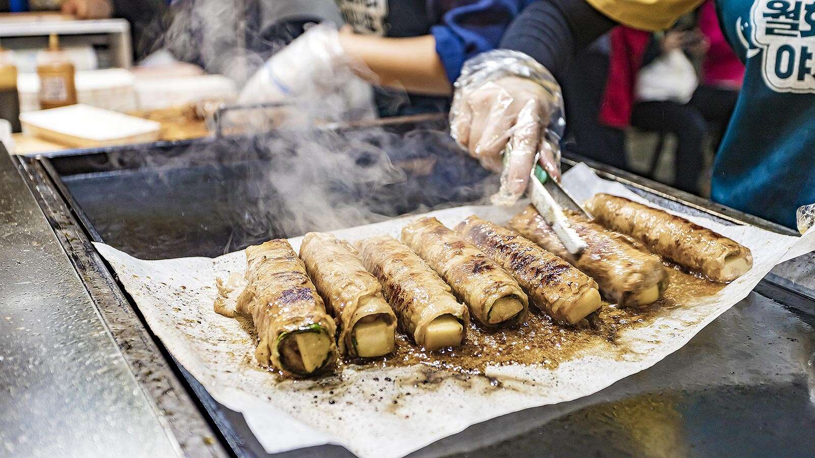 月花街公園夜市で軽食を作る人々 01