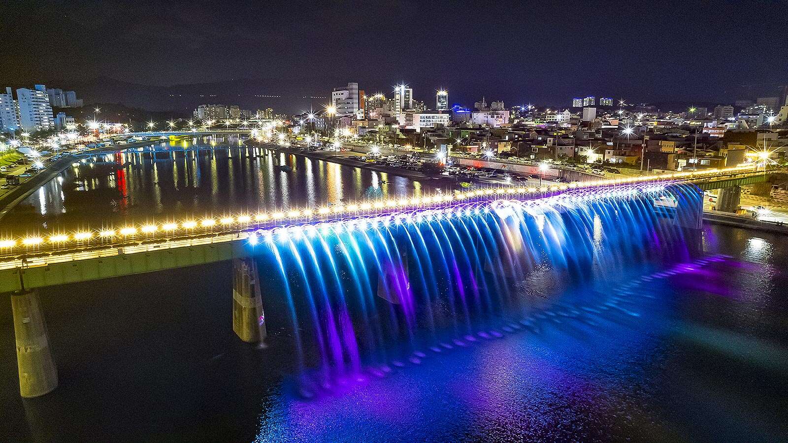 月花通り公園の夜の噴水ショー