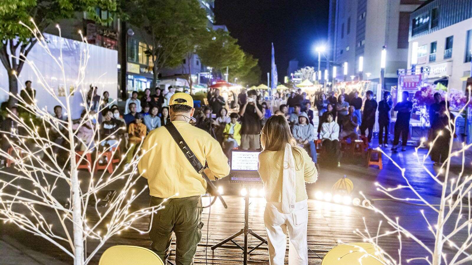 月花通り公園で路上ライブを楽しむ人々 02