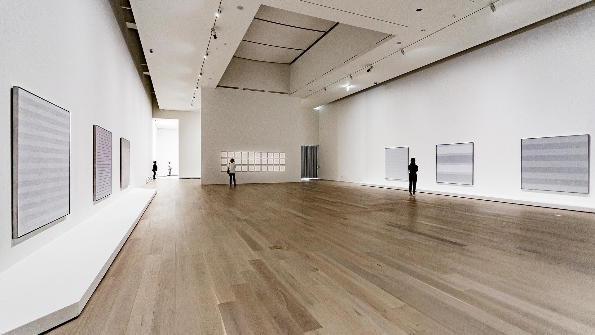 ソロール美術館内の展示物を鑑賞する人々