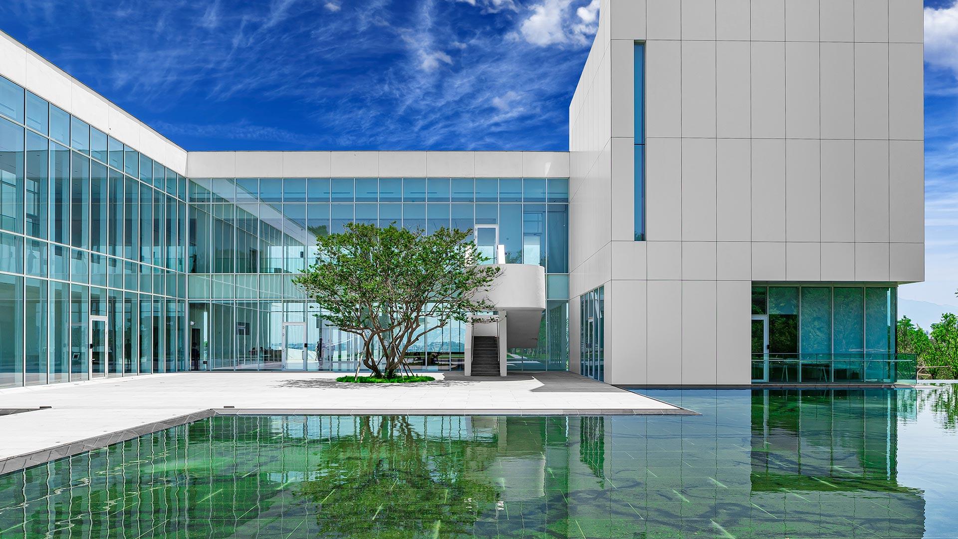 有喷泉和树木的中央广场