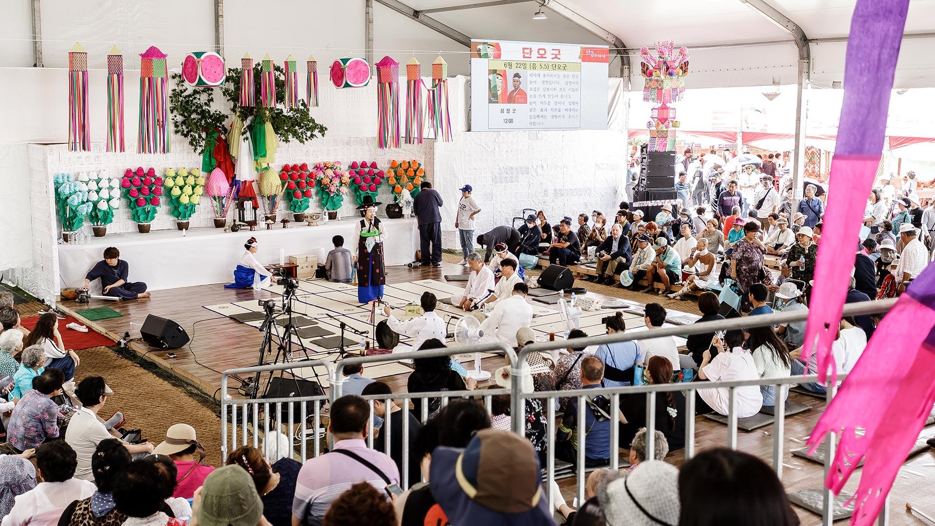 参加江陵端午祭的民众