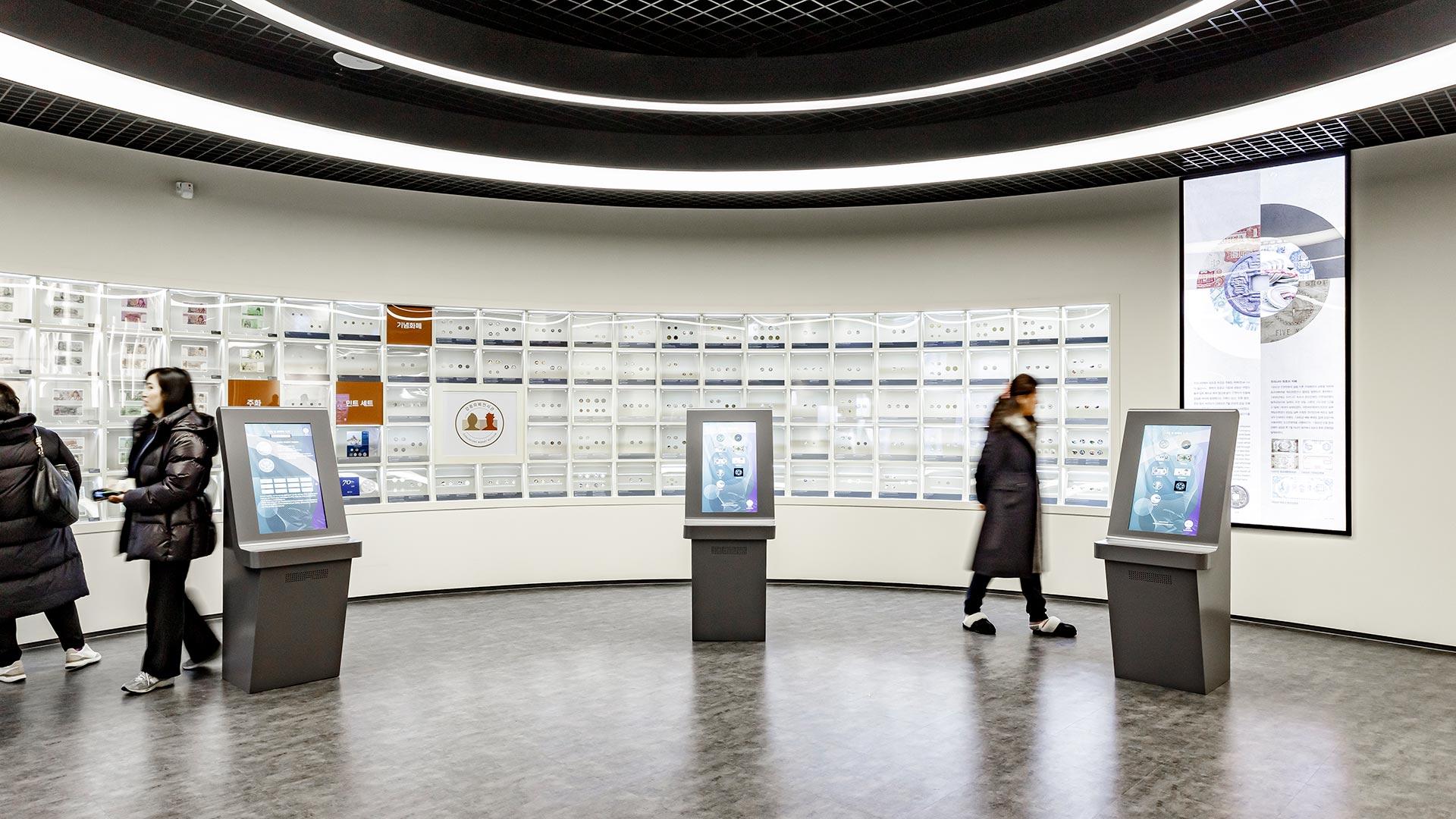 人们参观江陵货币博物馆的室内展品 01