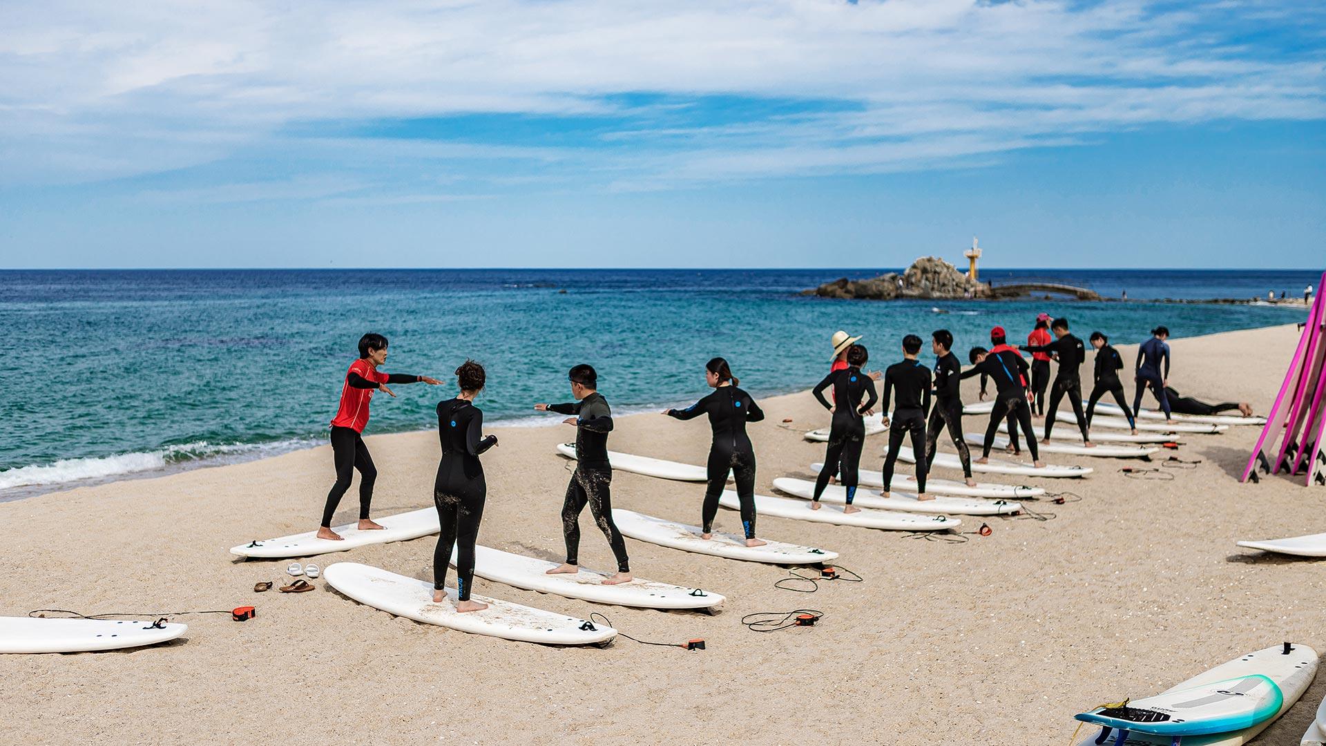 人们正在上冲浪课 01