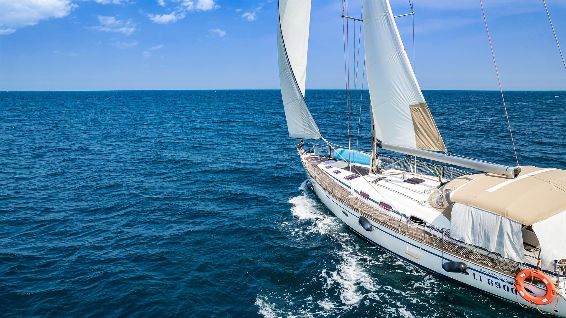 游艇在海上行驶