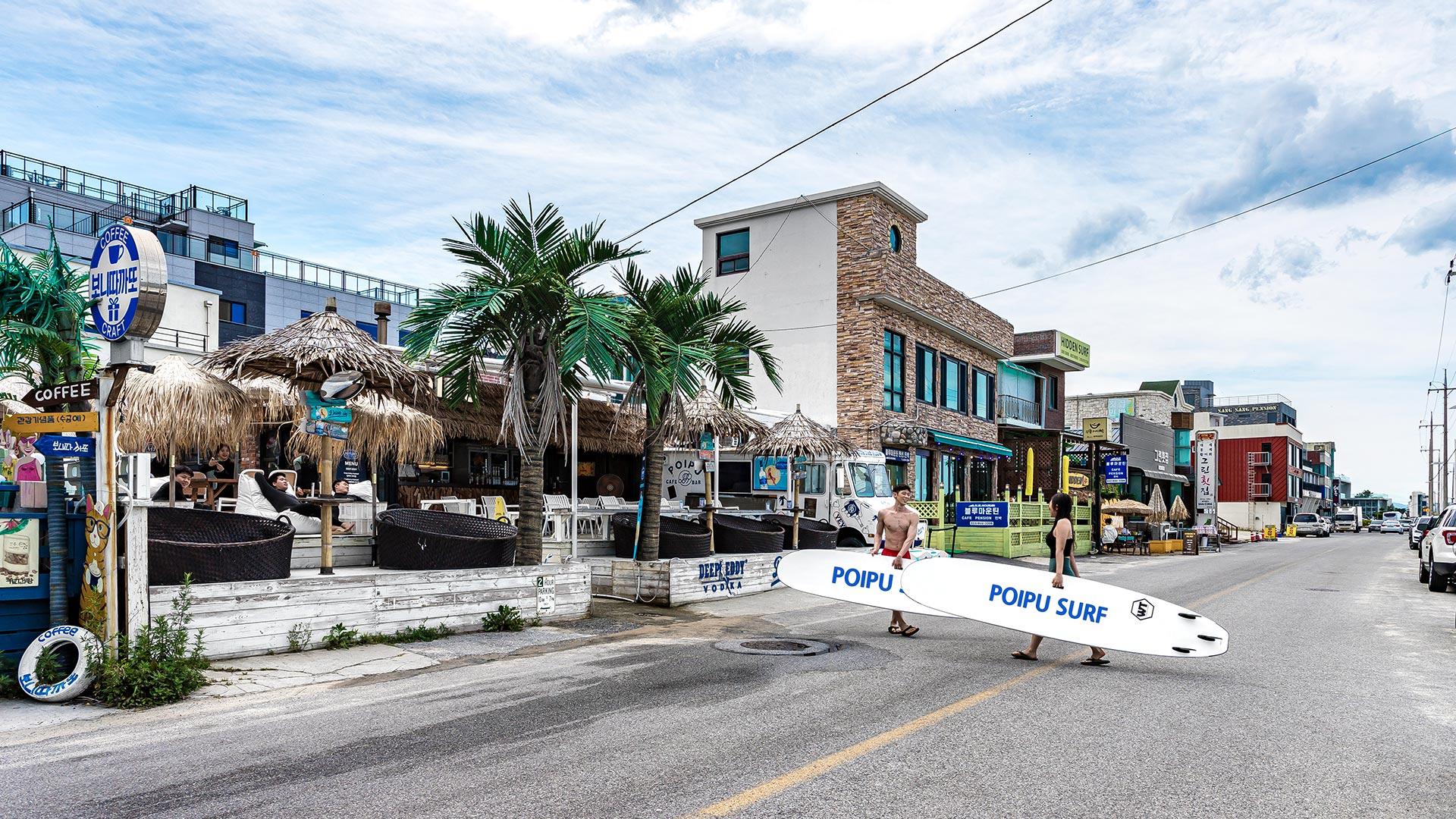 人們攜帶衝浪板進入商店