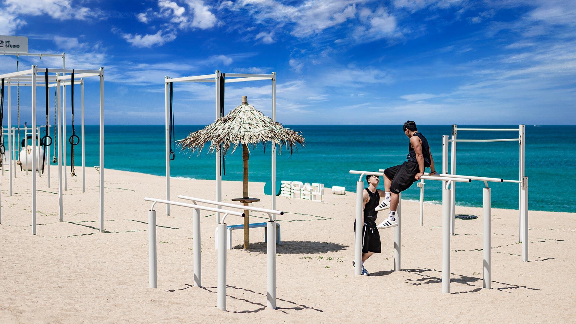 머슬비치에서 헬스를 즐기는 사람들 05