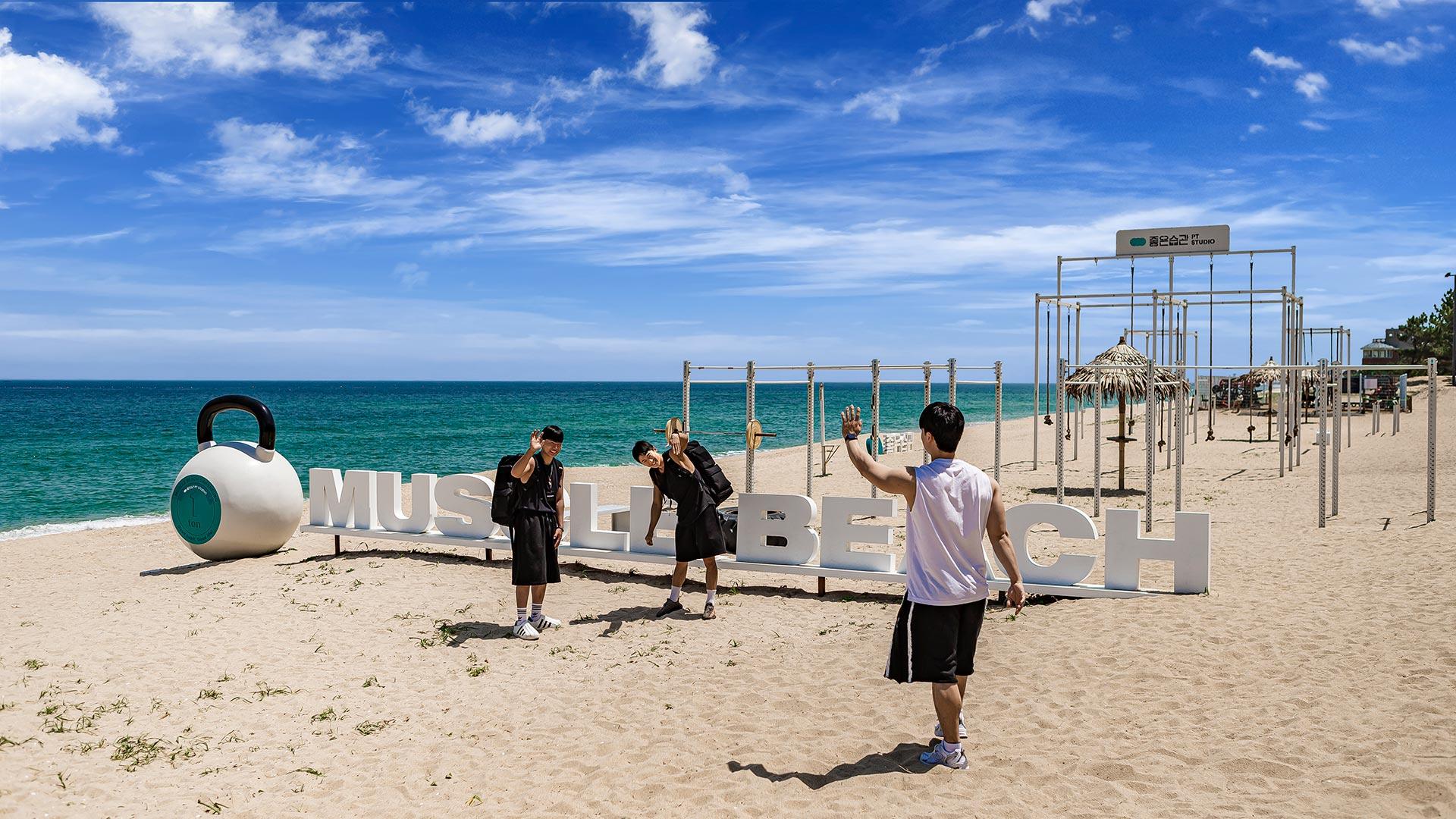 People enjoying fitness at Muscle Beach 03