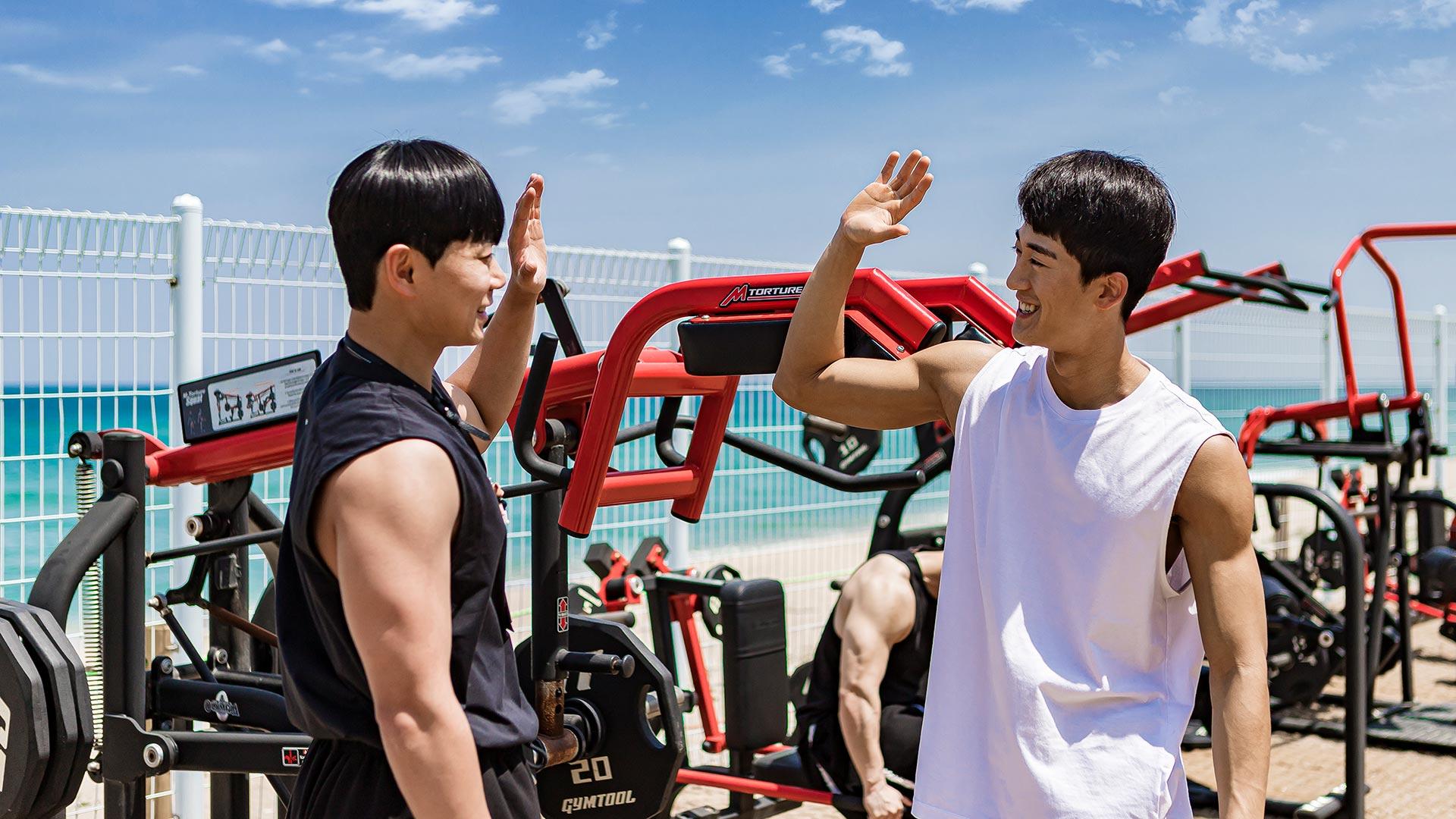 マッスルビーチでフィットネスを楽しむ人々02