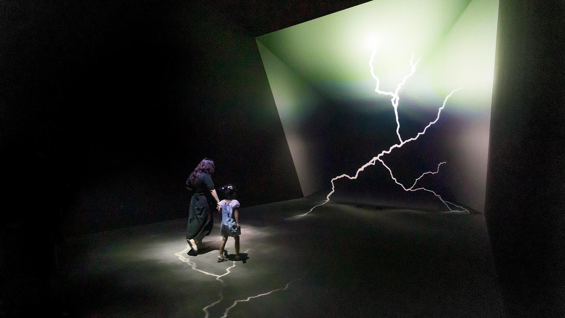 アルテ美術館を楽しむ人々 02