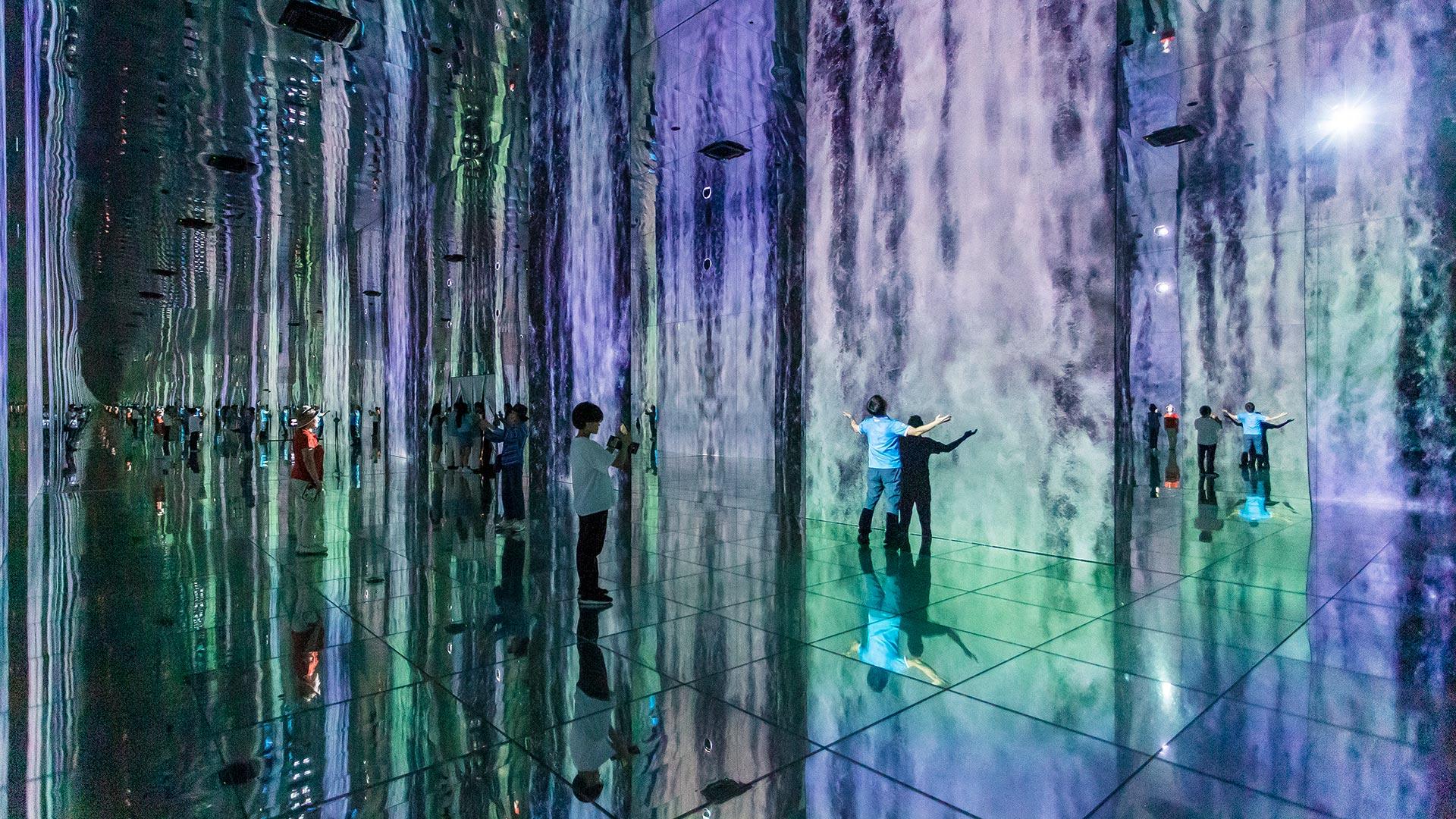 アルテ美術館を楽しむ人々 03