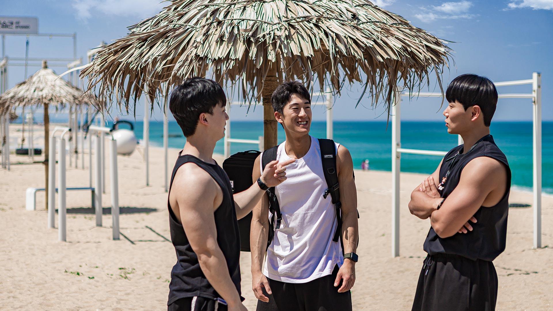 人们在肌肉海滩 04 享受健身