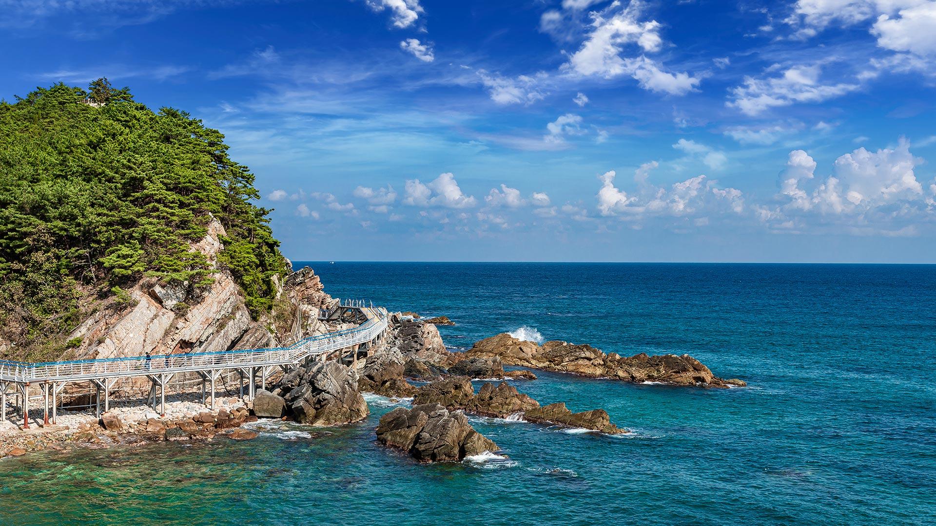 可眺望大海和海上步道的贞洞-深谷巴达夫蔡路01