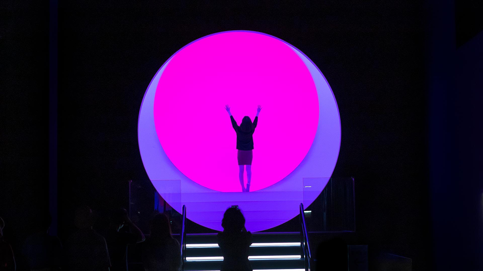 人们在艺术博物馆摄影区享受