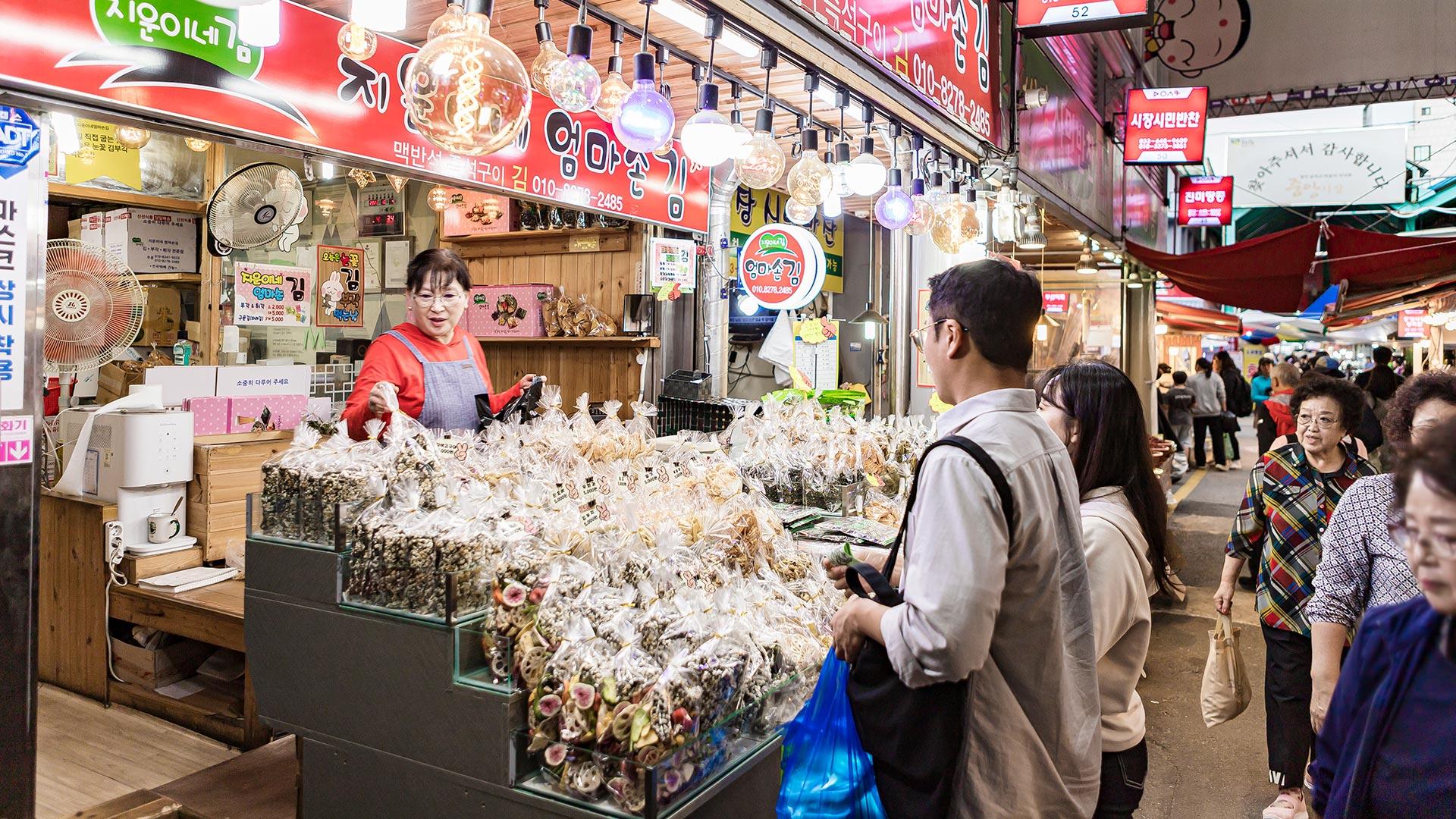 人們在中央市場購物 05