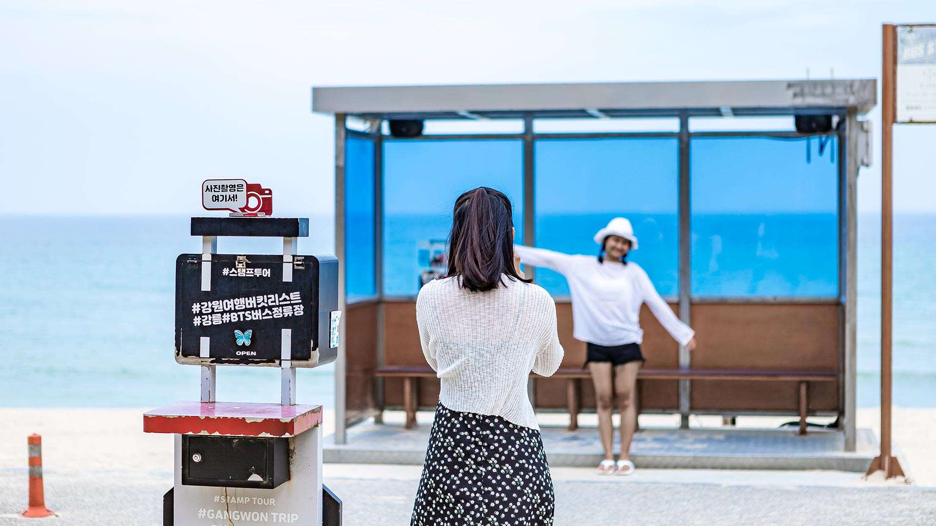 BTSバス停フォトゾーンを楽しむ人々02