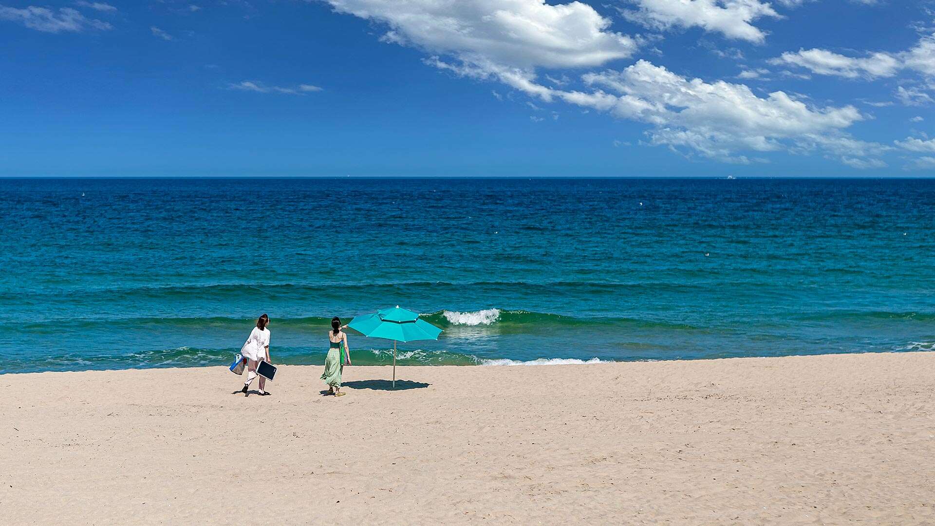 人們在香湖海灘享受大海