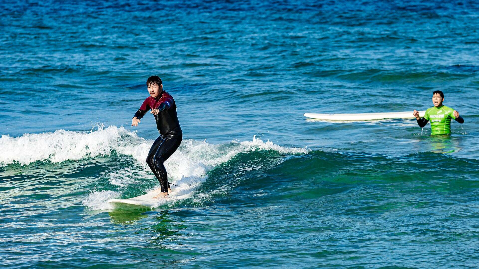 海でサーフィンを楽しむ人々 07