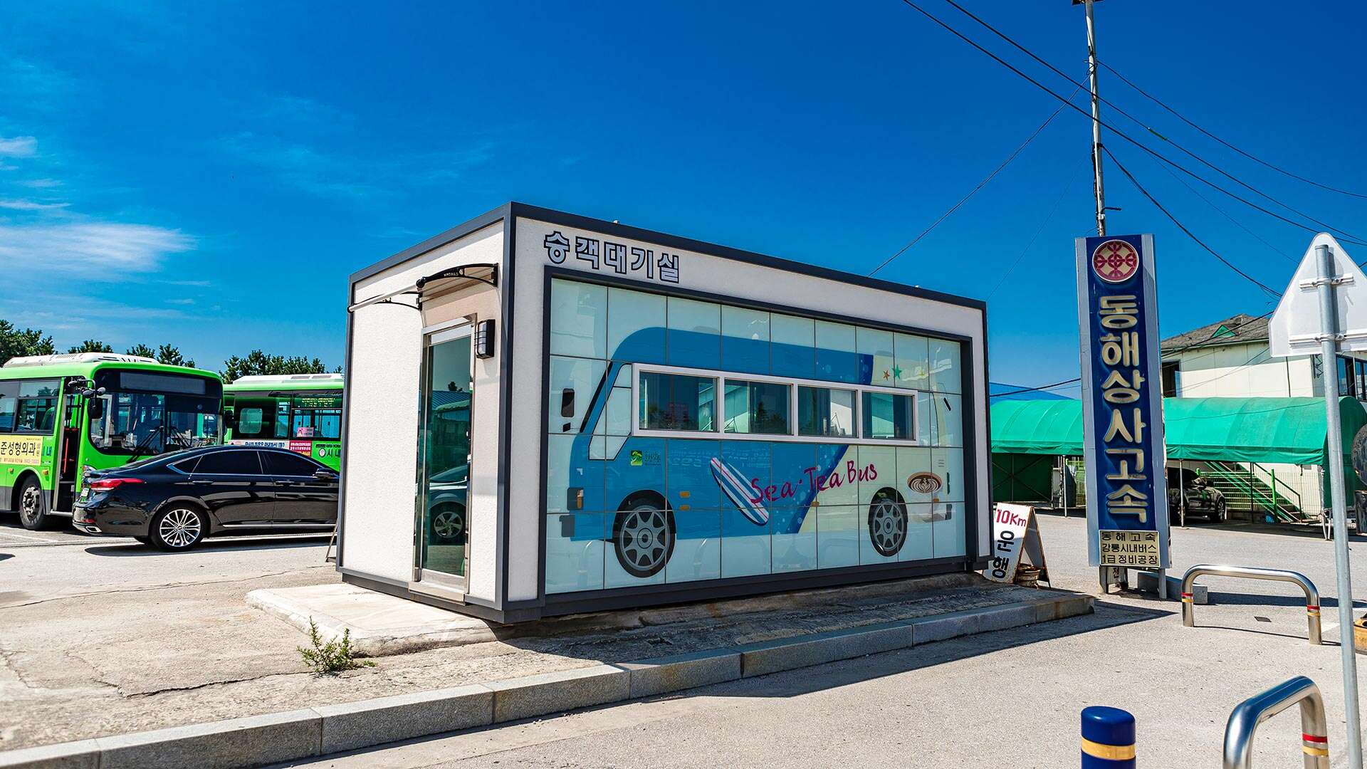 市バス停の外観