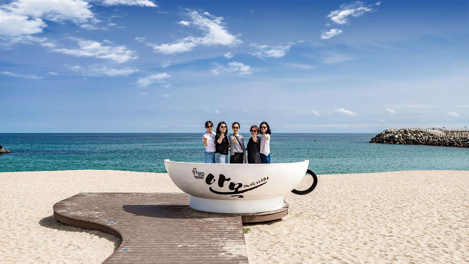 江陵コーヒーストリートを楽しむ人々01