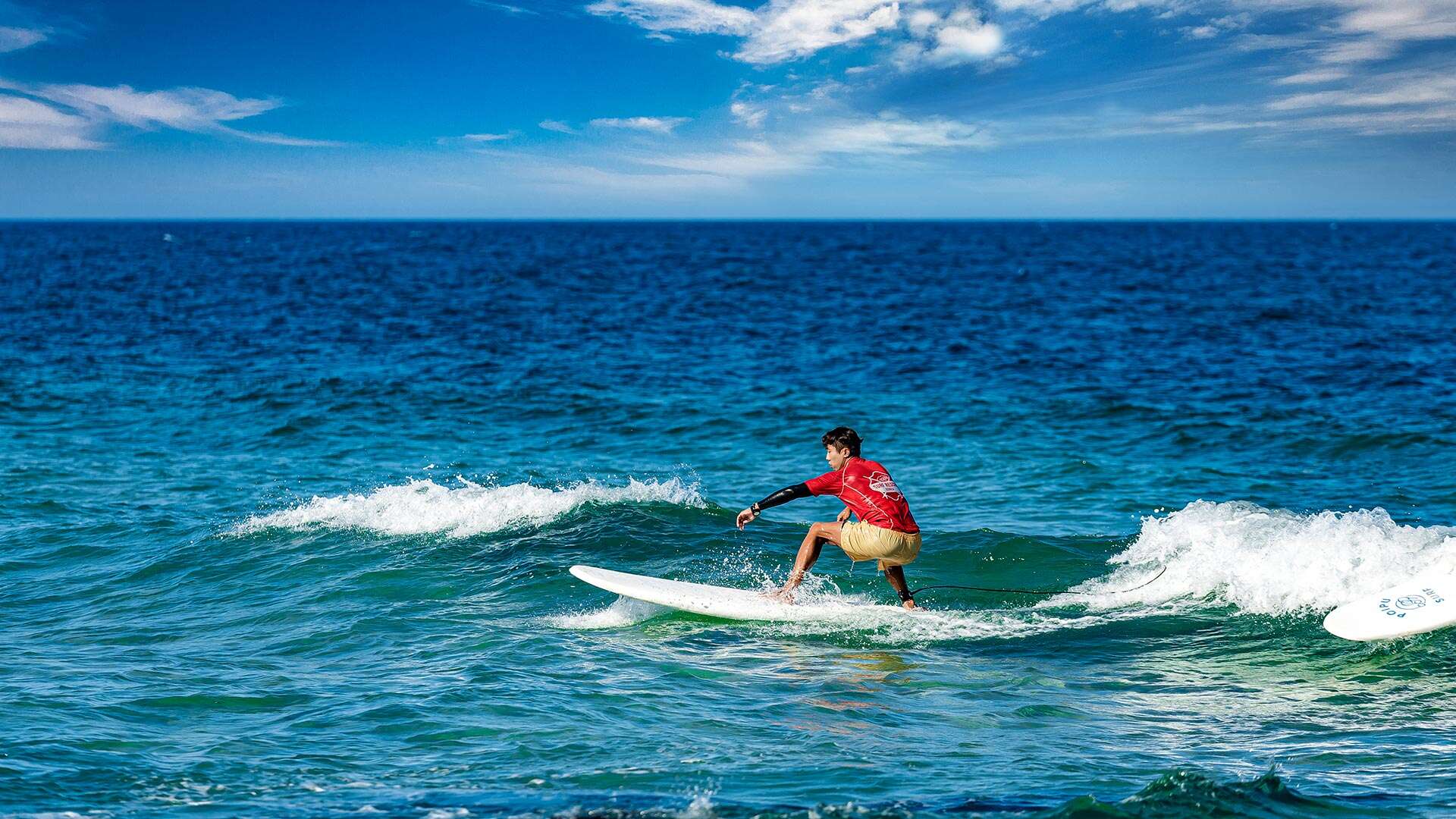 海でサーフィンを楽しむ人々 08