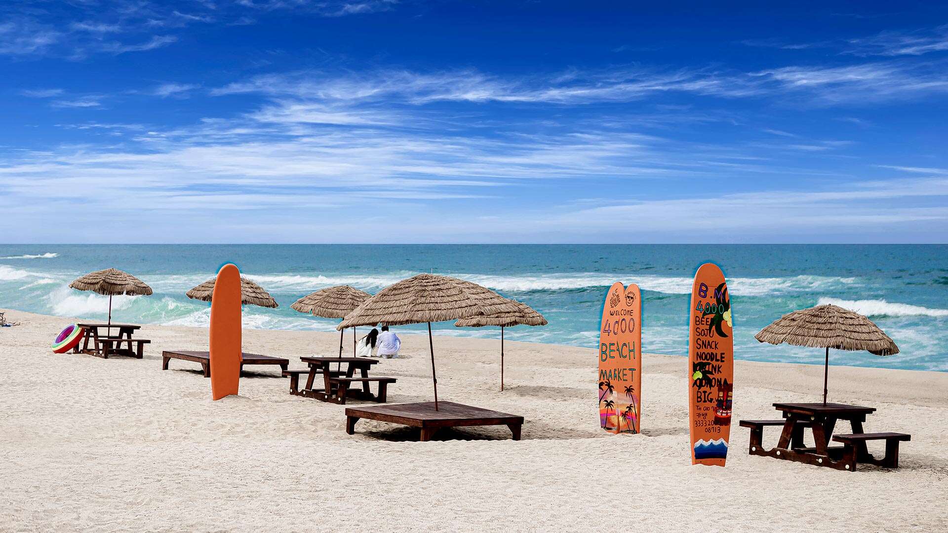 泗川津海水浴場で海を楽しむ人々01