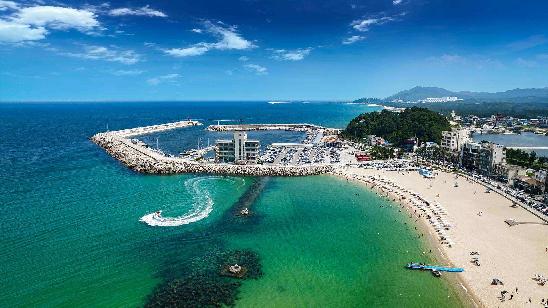 人们在安木海水浴场游泳 01