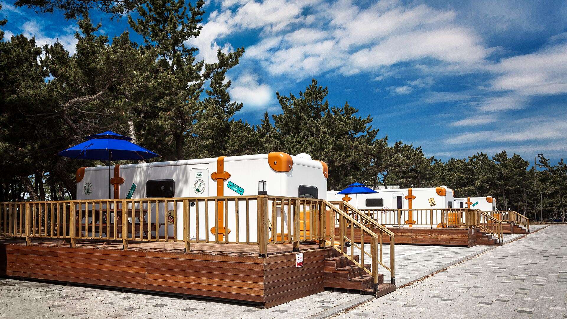 Caravan with a view of the pine trees