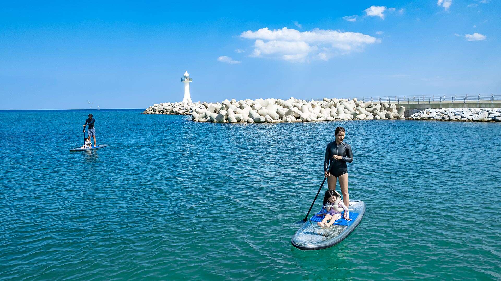 人们和孩子们一起享受桨板运动 03