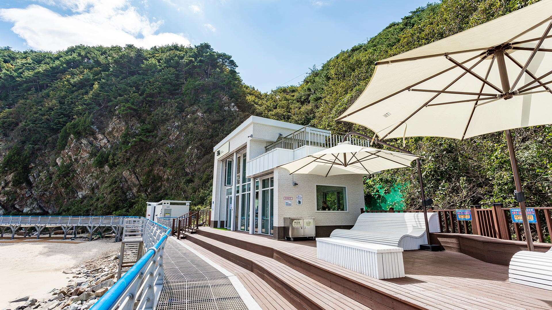 步道旁的咖啡馆，可欣赏长椅美景